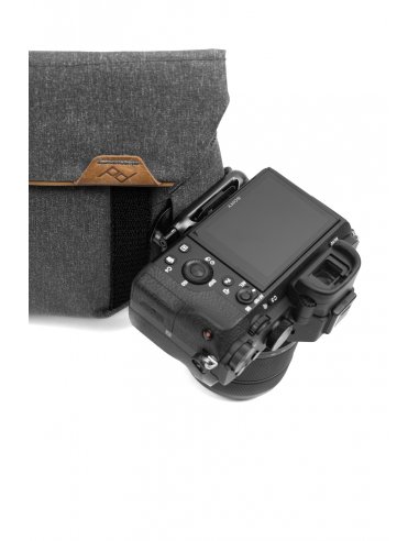 Peak Design Field Pouch v2 Charcoal